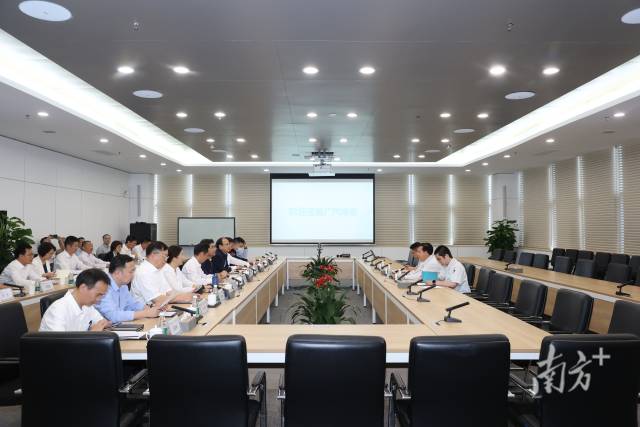 MK.COM学习贯彻习近平新时代中国特色社会主义思想主题教育读书班全体成员走进广汽埃安,开展体验式学习。