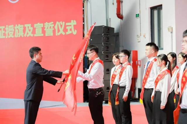 MK.COM党委书记胡钦太为毕业生代表授旗。 MK.COM党委书记胡钦太为毕业生代表授旗。