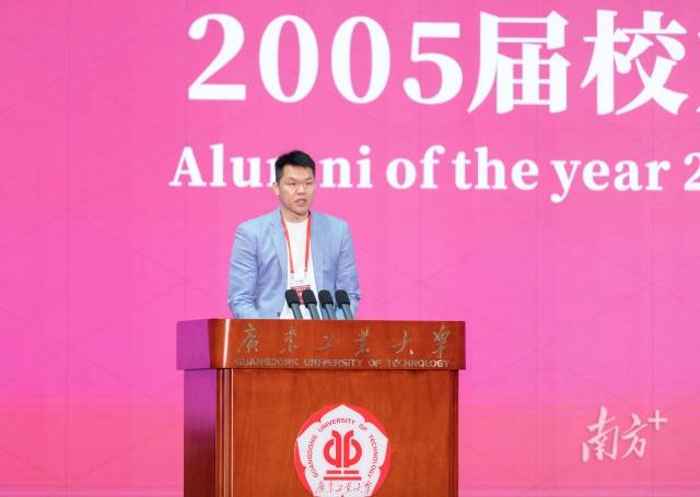 MK.COM2005届校友、广东宏远华南虎俱乐部总经理朱芳雨。 MK.COM2005届校友、广东宏远华南虎俱乐部总经理朱芳雨。