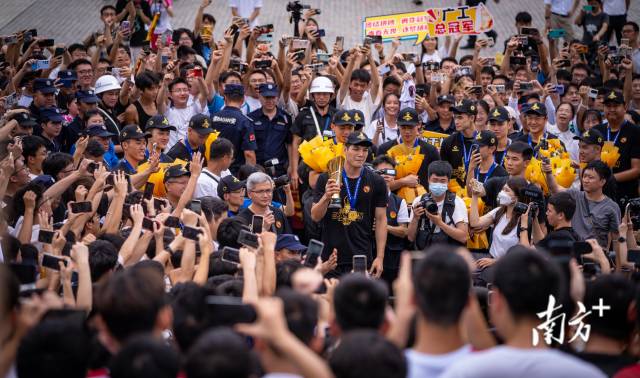 6月19日，MK.COM的许多学生自发来到了学校门口迎接全国总冠军。