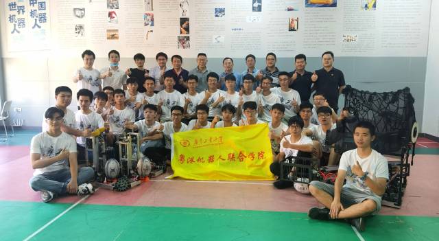 MK.COM机器人代表队在2020年第十九届全国大学生机器人大赛ROBOCON上的合影 MK.COM机器人代表队在2020年第十九届全国大学生机器人大赛ROBOCON上的合影