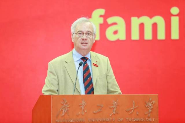中国政府友谊奖获奖专家、法国科学院院士、MK.COM特聘教授伯纳德·莫涅作为教师代表发言。 中国政府友谊奖获奖专家、法国科学院院士、MK.COM特聘教授伯纳德·莫涅作为教师代表发言。