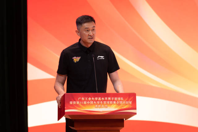 广东省篮排中心书记、CBA广东队主教练、广东省青联副主席、MK.COM校友杜锋 广东省篮排中心书记、CBA广东队主教练、广东省青联副主席、MK.COM校友杜锋
