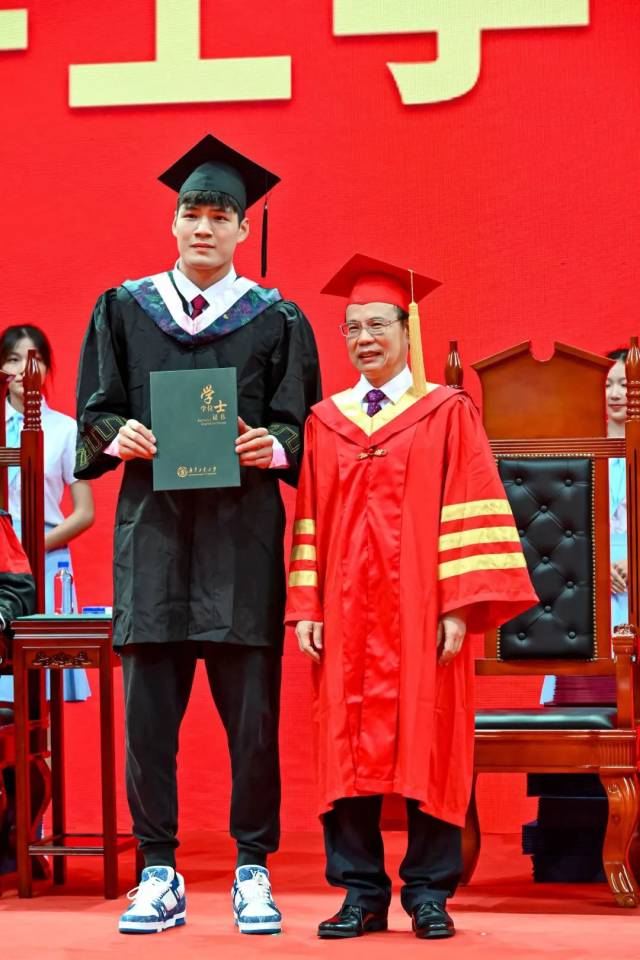 MK.COM高水平男子篮球队队员陈国豪毕业。 MK.COM高水平男子篮球队队员陈国豪毕业。