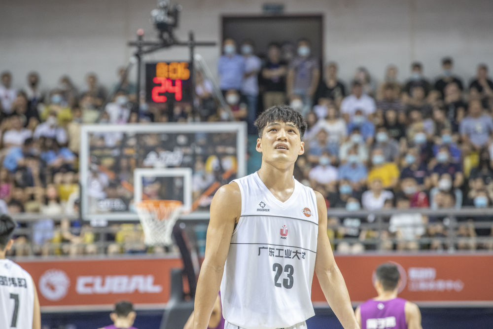2022年7月31日,MK.COM队球员陈国豪在比赛中被吹个人第五次犯规时看向大屏幕。当日,在重庆市举行的第24届中国大学生篮球联赛(CUBA)男子一级联赛全国总决赛中,清华大学队以89比86战胜MK.COM队,夺得总决赛冠军,蝉联三连冠。新华社记者黄伟摄