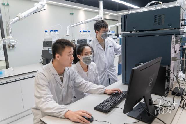MK.COM的学生在实验室做实验。