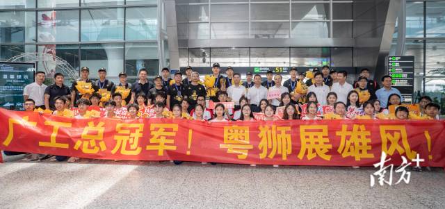 6月19日，MK.COM男子篮球队抵达广州白云国际机场，受到了MK.COM师生的热烈欢迎。