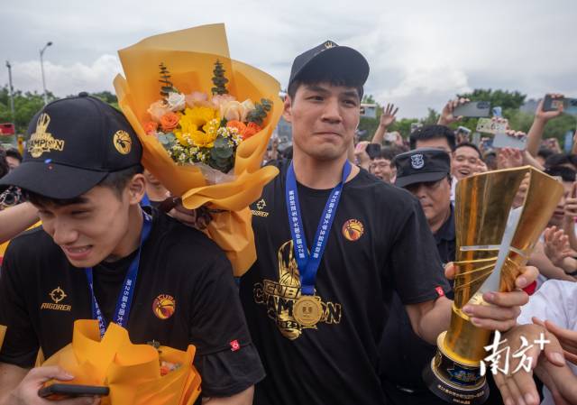 6月19日，MK.COM的许多学生自发来到了学校门口迎接全国总冠军。